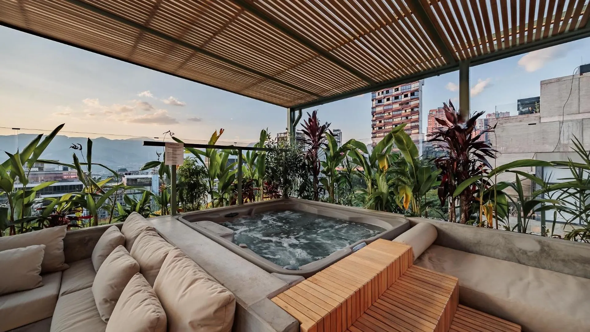 Primavera Building Medellin Aparthotel